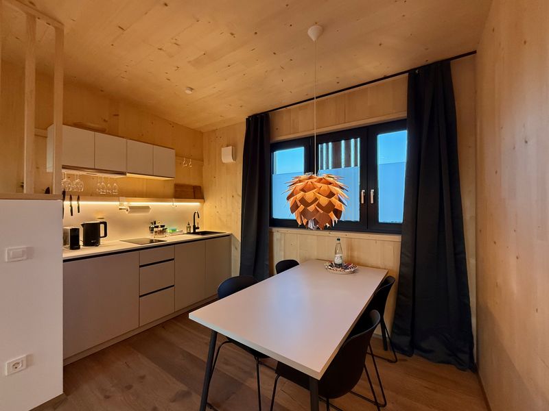 Küche und Esstisch im Loft am Abend