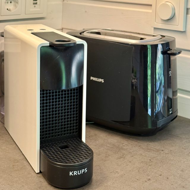 Kapselkaffeemaschine und Toaster in der Chalet-Küche