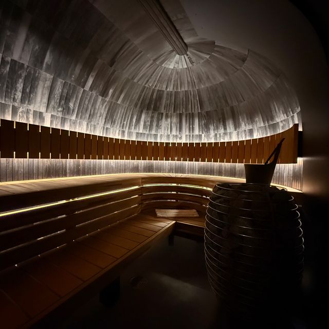 Beleuchtete private Sauna im Chalet mit gebogener Holzdecke