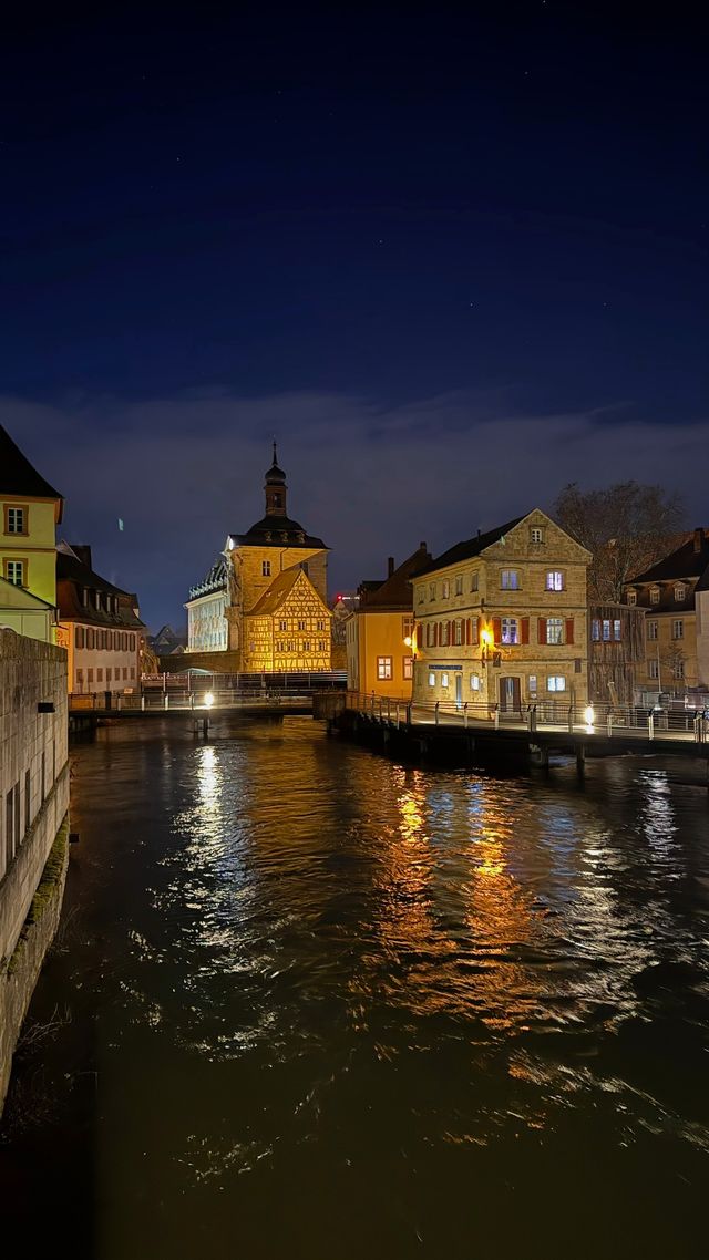 Beleuchtetes historisches Bamberg mit Fachwerkhäusern an der Regnitz bei Nacht