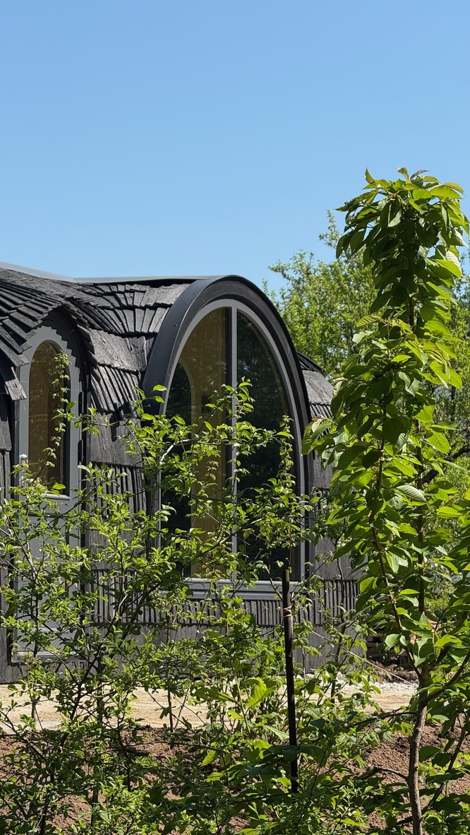 Organisches feinzeit Chalet mit Bogenfenster im Grünen