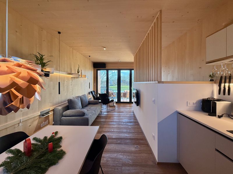 Offener Wohn- und Essbereich im Loft mit Küche und Blick nach draußen