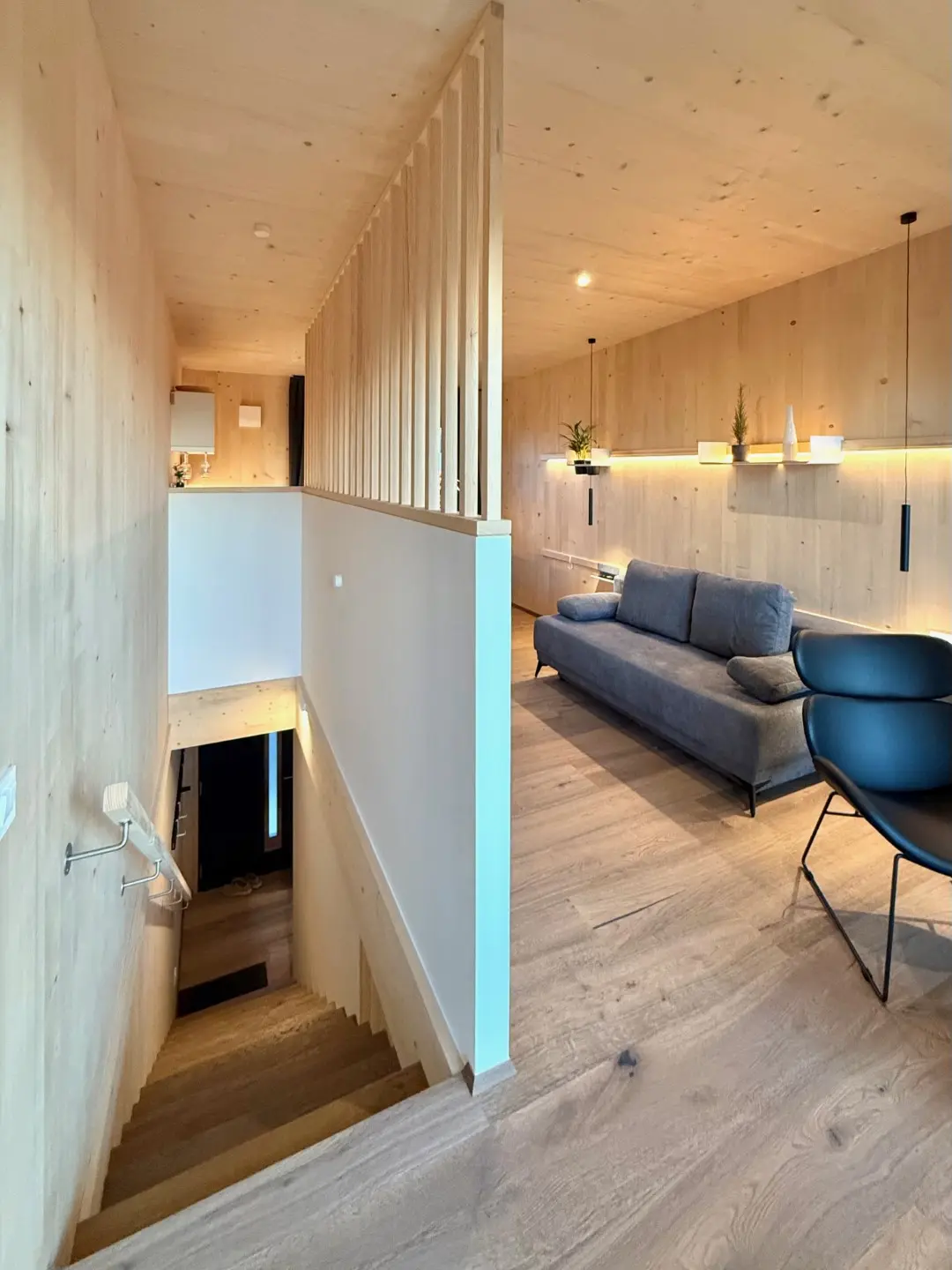 Wohnbereich im Loft mit Sofa und Blick über die Galerie ins untere Geschoss