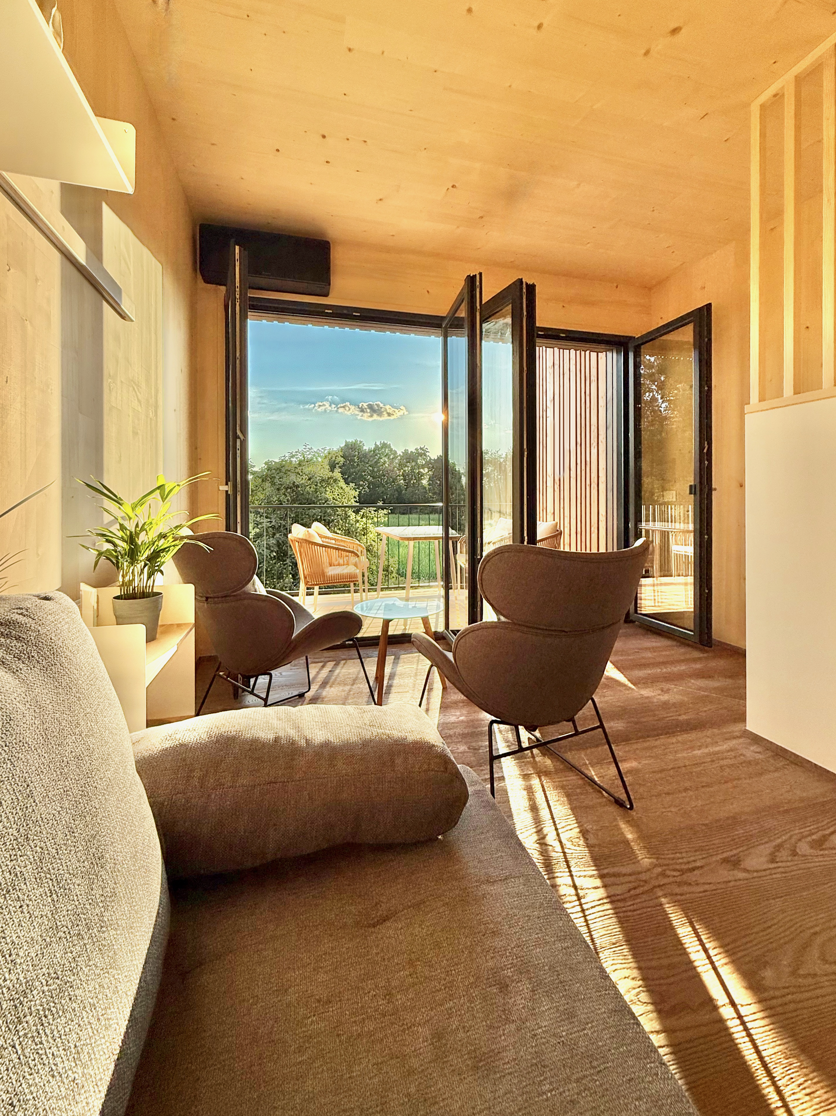 Hölzerne Loft-Architektur inmitten von Wald und Wiese